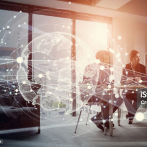 Personen arbeiten in Gruppe am Tisch