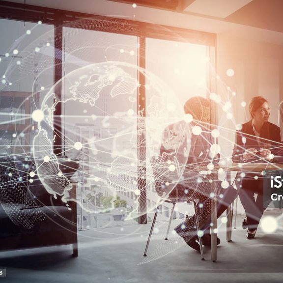 Personen arbeiten in Gruppe am Tisch