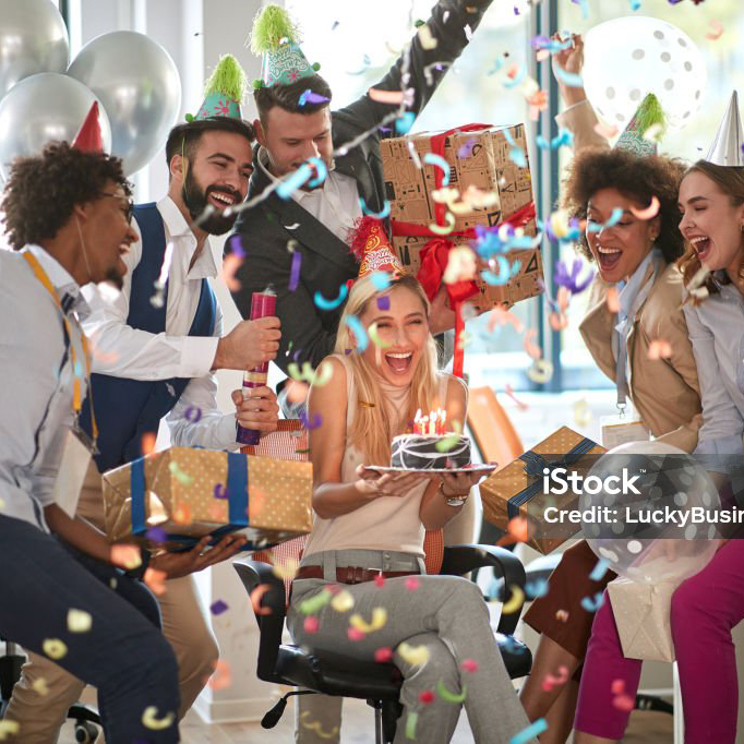 Menschengruppe feiert einen Geburtstag