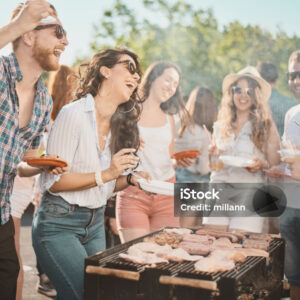 Junge personen versammeln sich um einen Grill