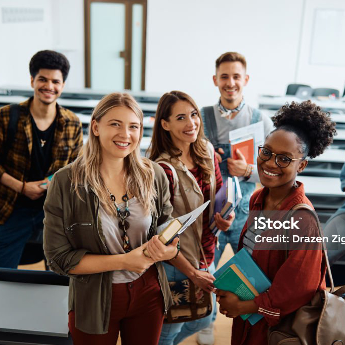 Junge Studenten lächeln in die Kamera